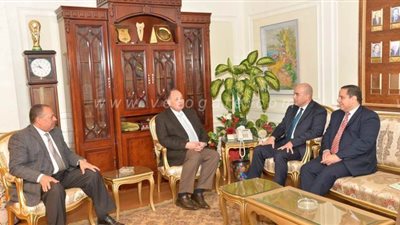 محافظ أسيوط يبحث مع البنك الزراعي المصري تطوير المزارع وتعظيم الموارد الذاتية