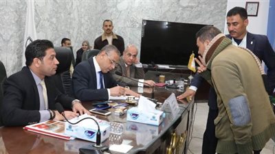 محافظ سوهاج يلتقي 315 مواطنا لبحث وحل مشاكلهم