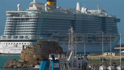 آلاف المسافرين عالقون على متن سفينة إيطالية بسبب 