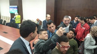 أبطال الألعاب الأولمبية يلتقطون سيلفي مع وزير الرياضة بمعرض الكتاب | صور