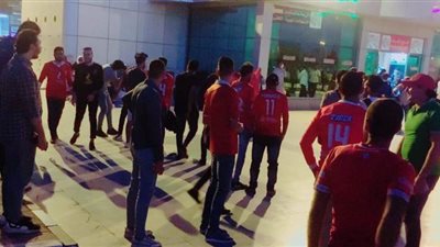 جماهير الأهلي تستقبل اللاعبين بمطار الخرطوم | فيديو وصور