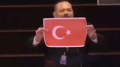 نائب يوناني يمزق العلم التركي في البرلمان الأوروبي| فيديو