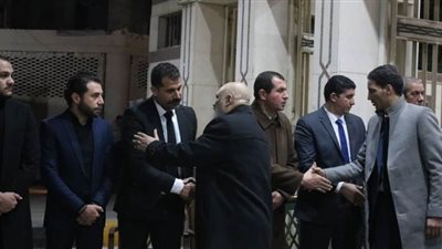 الفنان محمود حافظ يتلقى العزاء في والدته بمسجد الحامدية الشاذلية | صور