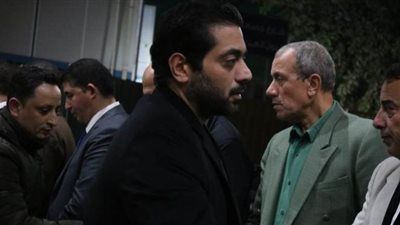 ياسر جلال وأحمد فلوكس وأشرف زكي في عزاء والدة محمود حافظ | صور