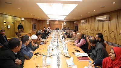 محافظ قنا يبحث مع رؤساء ومديري المصانع والشركات تعيين ذوي الاحتياجات الخاصة |صور