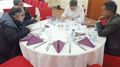 «خالد محمود» و«الدالي» يجتمعان مع شيف فندق الإقامة في السودان