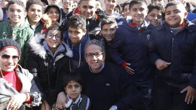 ‎وزير الآثار يلتقط صورا تذكارية مع أطفال أمام كنيسة العذراء بالمنيا | صور