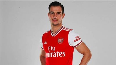 رسميا .. أرسنال يضم مدافع ساوثهامبتون