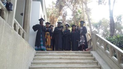 خريجو الدفعة الثالثة من البرنامج الرئاسي لتأهيل الشباب الإفريقي يلتقطون صورا تذكارية