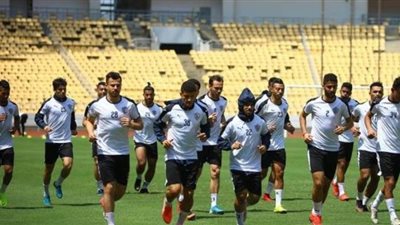 السفير المصري بأنجولا يؤازر الزمالك في المران الأخير