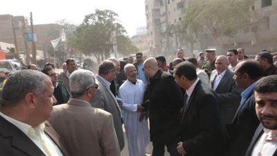 مواطنون يطرحون مشاكلهم على محافظ بني سويف خلال جولته بالواسطى | صور