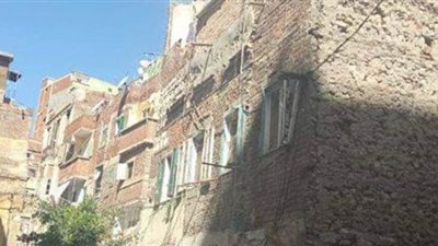 إزالة عقار مُهدد بالانهيار في الإسكندرية 