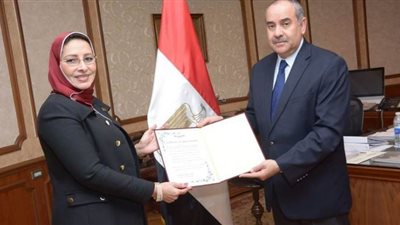 وزير الطيران يكرم رئيس الإدارة المركزية للجودة