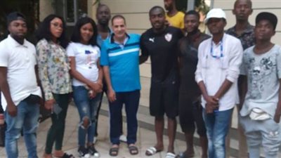 أسرة كاسونجو تزوره في فندق بعثة الزمالك بأنجولا