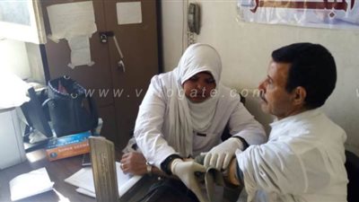 الكشف على ١٧٩٣ حالة خلال قافلة طبية بقرية الكويت في قنا | صور