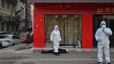 مشهد مفزع لجثة ملقاة على الرصيف بـ