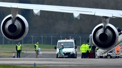 إجراءات مشددة في بريطانيا بعد عودة 83 مواطنا من الصين| صور