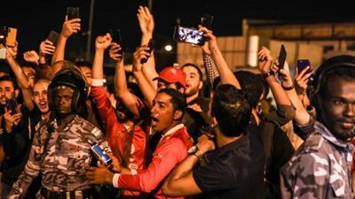 جماهير الأهلي في السودان تؤازر اللاعبين في فندق الإقامة