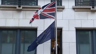 لحظة إنزال علم بريطانيا من مبنى الاتحاد الأوروبي | فيديو