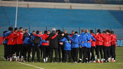 فايلر يعقد محاضرة قصيرة للاعبي الأهلي قبل لقاء الهلال