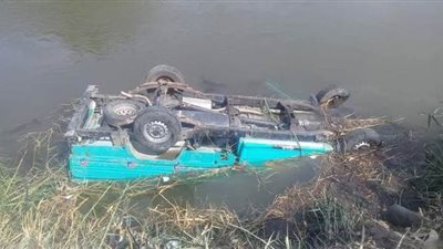 أصيب الزوج وأحد الأبناء.. مصرع سيدة وابنيها في انقلاب سيارة بترعة الإبراهيمية بالمنيا