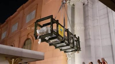 نقل تمثالين وجدارية وناووس أثري إلى المتحف المصري الكبير