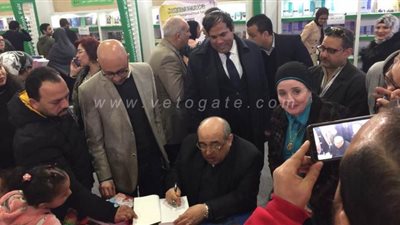 مدير مكتبة الإسكندرية يوقع ٣ كتب بمعرض القاهرة الدولي للكتاب| صور