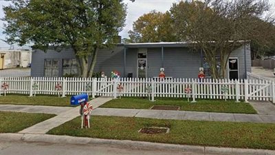 مديرة روضة أطفال تسحل رضيعا من ذوي الاحتياجات الخاصة | فيديو