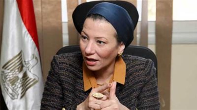 ياسمين فؤاد تستعرض تجربة مشروع رائد للدراجات التشاركية مع محافظ الفيوم