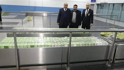 ضبط مواطن من بنجلادش حاول تهريب مستحضرات تجميل بمطار القاهرة | صور