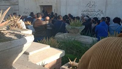 حزن وبكاء.. اللحظات الأخيرة لوداع المنسي إلى مثواه الأخير بالإسكندرية