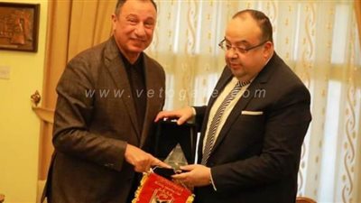 الخطيب يهدي درع وعلم الأهلي لسفير مصر في السودان