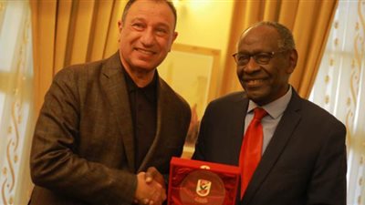 محمود الخطيب يكرم نجم الكرة السودانية على جاجرين