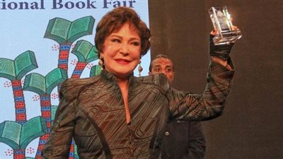 هيثم الحاج علي يكرم الفنانة لبلبة في معرض القاهرة للكتاب