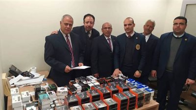 إحباط محاولة تهريب شيش إلكترونية ومستلزماتها بمطار القاهرة | صور