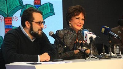 لبلبة تبكي وهي تسترجع سنوات طفولتها في معرض الكتاب | فيديو