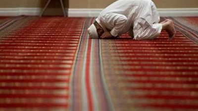 حكم الشرع في زيادة الإمام ركعة خامسة في صلاة رباعية