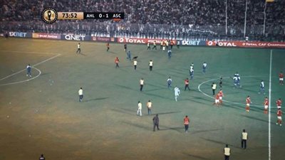 جماهير الهلال السوداني تقتحم المباراة وتطلق المقذوفات على أرضية الملعب | صور