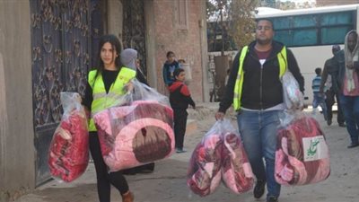 قافلة طلابية لتوزيع البطاطين والملابس على القرى الأكثر احتياجات بالإسماعيلية | صور