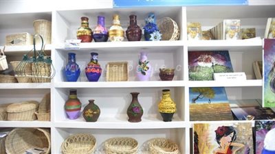 رغم إعاقتهم.. أصحاب الهمم العالية يشاركون بأعمالهم الإبداعية بمعرض الكتاب | صور