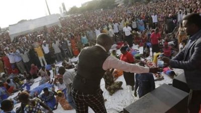 مصرع وإصابة 32 شخصا في تدافع من أجل 