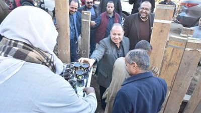 محافظ أسيوط يتناول الشاي مع عمال مشروع الصرف الصحي | صور