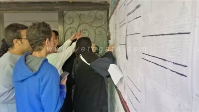 زحام أولياء الأمور على نتائج طلاب أولى ثانوي في المدارس | صور