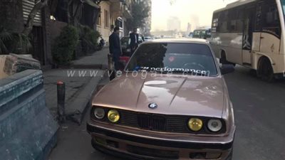 بالصور.. ضابط شرطة يركن سيارته بدون لوحات أمام ماسبيرو