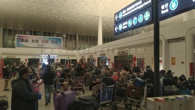 انفراد.. اللحظات الأخيرة للجالية المصرية في مطار ووهان قبل مغادرتهم الصين| فيديو