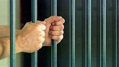 حبس راكب حاول تهريب ألف قرص مخدر عبر مطار القاهرة