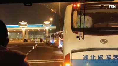 اللقطات الأولى للمصريين العائدين من مدينة ووهان الصينية | فيديو