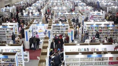 توافد أعداد كبيرة من الجمهور على معرض الكتاب لليوم الـ11 على التوالي
