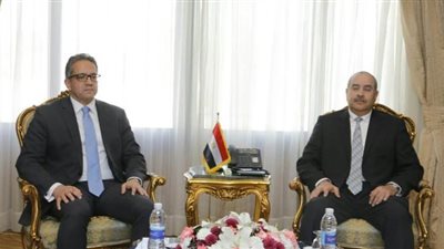 العناني يطالب بدمج مكاتب الوزارة مع هيئة تنشيط السياحة بمطار القاهرة