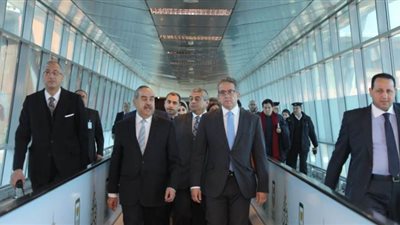 السياحة تتفق على تخصيص قاعتين لعرض القطع الأثرية بمطار القاهرة | صور